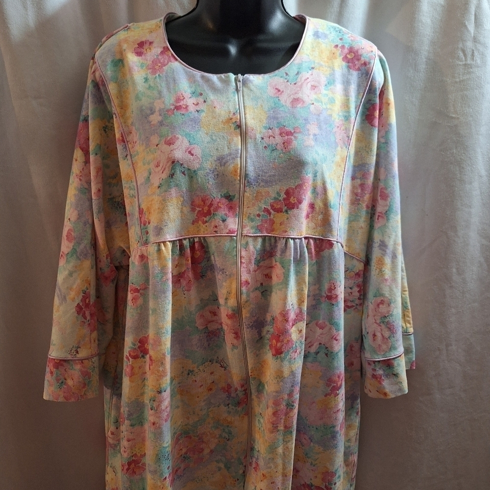 Amanda Stewart vintage nightgown robe /Muumuu floral size large has pockets.